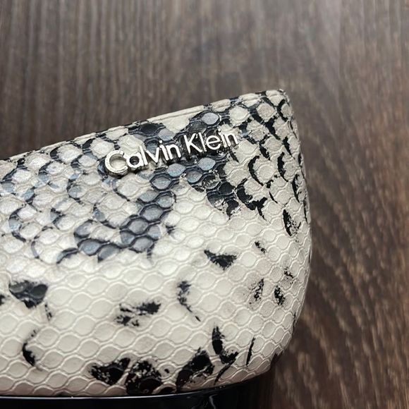 Calvin Klein Emerin Snake Print Flat - Picture 6 of 11